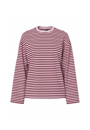 T-shirt à manches longues et col rond avec des rayures horizontales rose et rouge foncé, présenté sur un fond blanc.