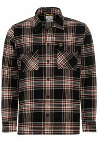 Camisa de cuadros con una combinación de colores negro, rojo y blanco. Presenta dos bolsillos en el pecho, cierre de botones en la parte frontal y un cuello tradicional. Textura de tela suave.