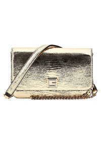 Guld metallic crossbody taske med en struktureret overflade, kædetræk og logo-præget lukning. Har en rektangulær form og flad design.