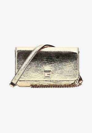 Kultainen metallinen crossbody-laukku teksturoidulla pinnalla, ketjuhihnalla ja logolla varustetulla lukolla. Sen muoto on suorakulmainen ja malli on litteä.