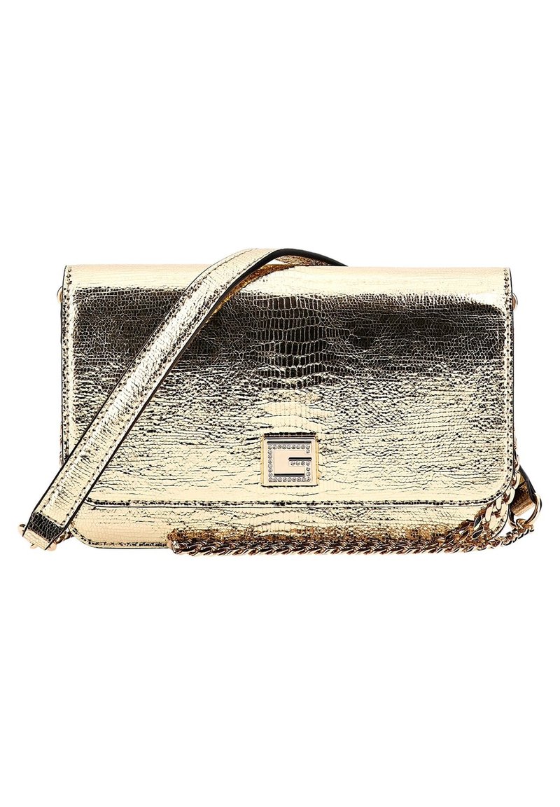 Guld metallic crossbody taske med en struktureret overflade, kædetræk og logo-præget lukning. Har en rektangulær form og flad design.