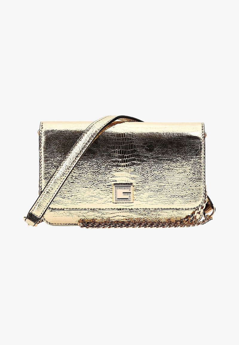 Guld metallic crossbody taske med en struktureret overflade, kædetræk og logo-præget lukning. Har en rektangulær form og flad design.