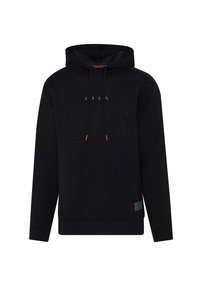 Čierna mikina s kapucňou a prednými šnúrkami, s jemným textom "BORN" na hrudi a malou obdĺžnikovou nášivkou blízko lemu na pravej strane.