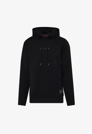 Schwarzer Kapuzenpullover mit vorderen Kordeln, dezentem "BORN"-Text auf der Brust und kleinem rechteckigen Patch nahe dem Saum auf der rechten Seite.