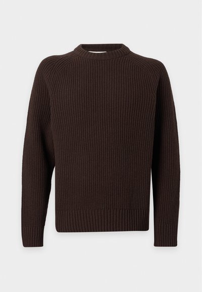 Pull en maille à manches longues marron foncé avec texture côtelée, col rond et poignets ajustés, présenté sur un fond clair uni.