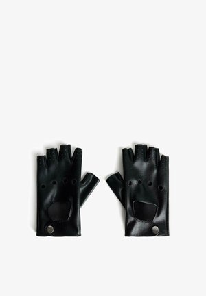 Gants en cuir noir sans doigts avec une texture antidérapante, des trous décoratifs sur les doigts et un détail de bouton-pression au poignet.
