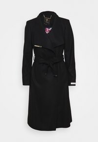 Zwarte trenchcoat met een wikkeldesign, lange mouwen, een riem en metalen accenten. Gemaakt van een gladde stof met een subtiele glans.