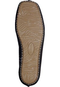 Talpa de pantof din piele neagră cu un model texturat, ondulat. Prezintă un fund din cauciuc crem și cusături albe pe margine. Logo-ul "Clarks" este vizibil.