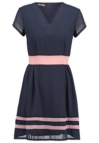 Robe bleu marine avec col en V, manches courtes, ceinture rose à la taille et deux rayures horizontales roses près de l'ourlet.