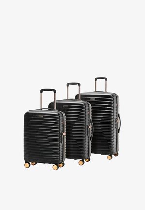 Drei schwarze Hartschalenkoffer mit Teleskopgriffen und vier goldenen Rollen, angeordnet von klein bis groß.