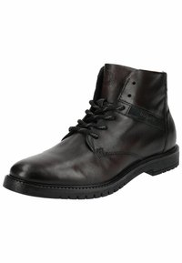 Bota de cuero negra hasta el tobillo con punta redonda, detalles de costura y parte delantera con cordones. Presenta una suela texturizada y un detalle de logo en el lateral.