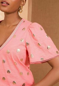 Love & Roses REGULAR FIT - Pluus - coral palm shell foil print