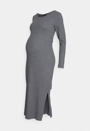 Szara sukienka ciążowa na długi rękaw, sięgająca do kolan, z bocznym rozcięciem, zaprojektowana tak, aby dopasować się do ciążowego brzucha.