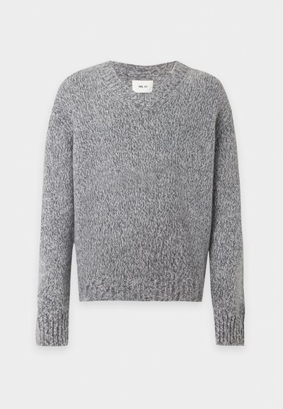 Pull gris en maille à col rond, manches longues, avec poignets et ourlet côtelés, présenté sur un fond clair uni.