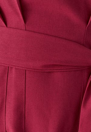 Burgundi värvi kleidi kangas, millel on sile tekstuur, vöökoht, voldid ja vormitud disain struktureeritud silueti jaoks.