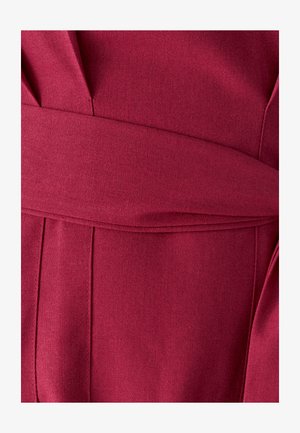 Tissu de robe bordeaux avec une texture lisse, doté d'une ceinture à la taille, de plis et d'une coupe ajustée pour une silhouette structurée.