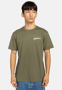 Olivgrünes Baumwoll-T-Shirt mit kurzen Ärmeln, Rundhalsausschnitt und hellblauem "ELEMENT"-Grafikdesign auf der Vorderseite. Lockerer Schnitt, weicher Stoff.