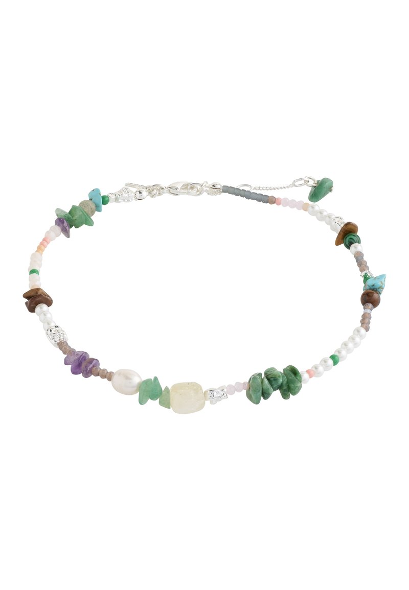 Collier ras du cou délicat orné de perles avec des pierres assorties vertes, violettes, marron, blanches et roses et des accents argentés avec une fermeture à pince de homard.