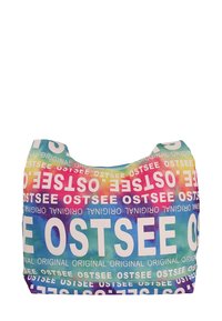 Kleurige tas met een gradient achtergrond waarop herhaaldelijk de tekst "OSTSEE" in verschillende maten en oriëntaties staat. Gemaakt van een zachte stof.