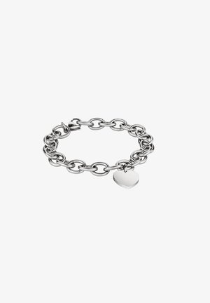 Zilveren kettingarmband met ovale schakels, met een gepolijste hartbedel eraan bevestigd. Glad oppervlak met een reflecterende uitstraling.
