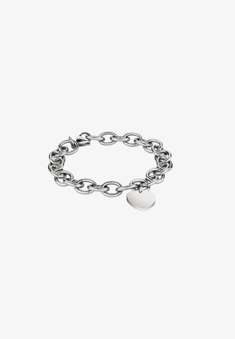 Bracelet en chaîne argentée avec des maillons ovales, agrémenté d'un charme en forme de cœur poli. Texture lisse avec une surface réfléchissante.