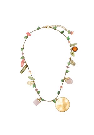 Złoty naszyjnik z łańcuchem, ozdobiony różnymi zielonymi, różowymi i pomarańczowymi kamieniami, dwoma złotymi charmsami w kształcie rąk oraz dużym okrągłym złotym zawieszeniem.