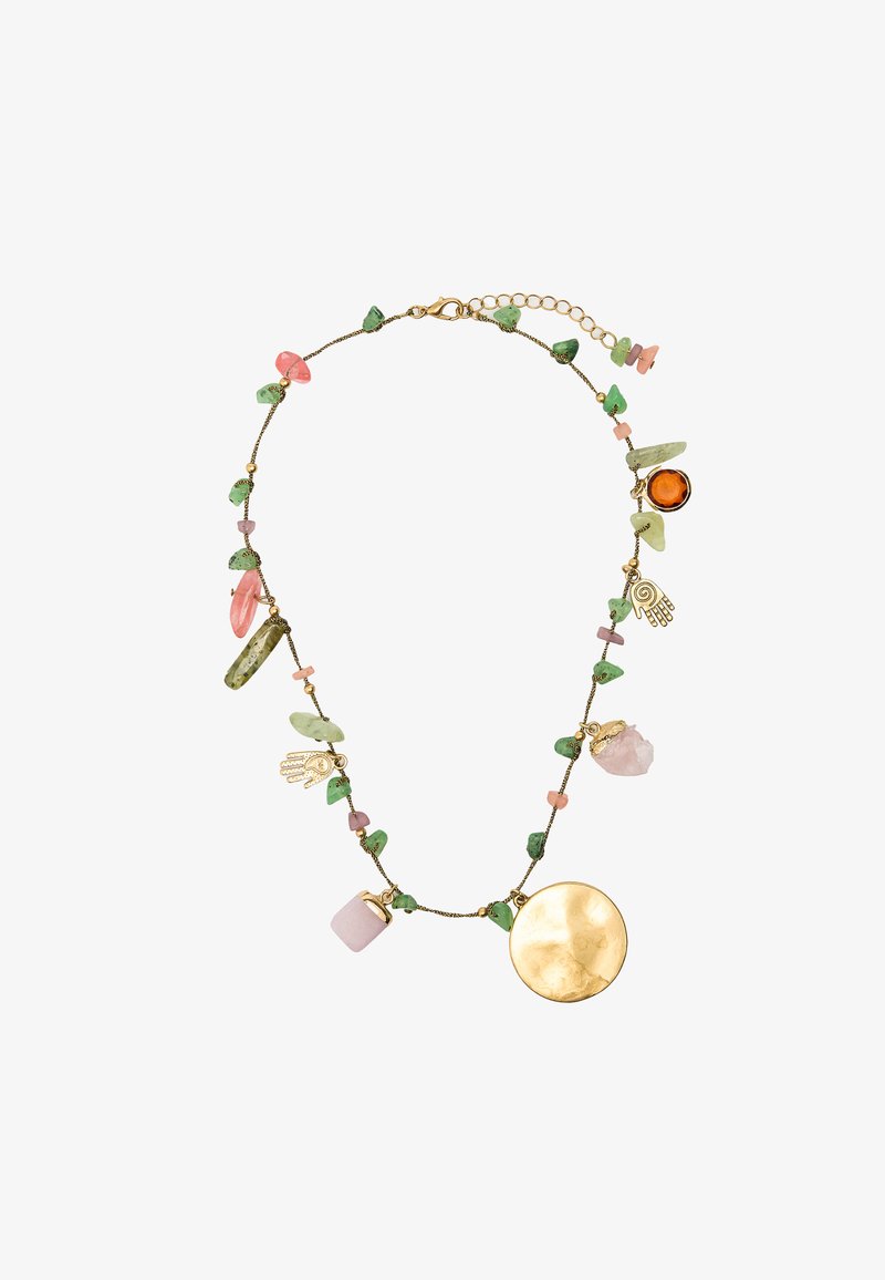 Złoty naszyjnik z łańcuchem, ozdobiony różnymi zielonymi, różowymi i pomarańczowymi kamieniami, dwoma złotymi charmsami w kształcie rąk oraz dużym okrągłym złotym zawieszeniem.