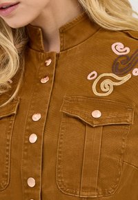 Wrangler WRANGLER X LAINEY WILSON WILDFLOWER JACKET - Spijkerjas - monks robe