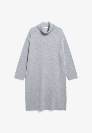 Robe en maille gris clair avec un col montant, une coupe surdimensionnée, des manches longues et des bordures côtelées. Texture lisse sans motifs ni accents visibles.