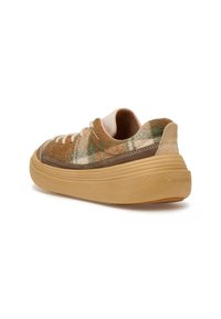 Sneaker in tessuto multicolore con motivi a quadri marrone e verde, dettagli in suede color sabbia, punta rotonda e suola in gomma texturizzata color sabbia.
