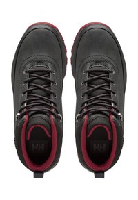 Botas de senderismo de cuero negro con acentos rojos, que cuentan con un cierre de cordones en la parte frontal, tejido texturizado alrededor del collar y un diseño de suela resistente.