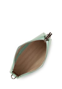 Pochette in pelle verde menta con cerniera argentata, dotata di una vista dall'alto aperta che mostra un interno beige e un piccolo anello metallico sul lato.