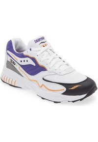Zapatilla deportiva blanca con acentos en púrpura y negro. Presenta una parte superior de malla texturizada, suela de goma y detalles en naranja a lo largo del diseño.