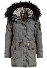 Lange grijze winterparka met zwart nepbont capuchon, binnenvoering van nepbont, meerdere zakken en een sluiting met knopen en rits aan de voorkant.