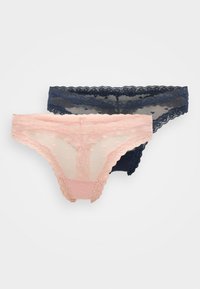 Ensemble de sous-vêtements orné de dentelle, présentant un design rose transparent avec des motifs de cœurs et une option transparente bleu marine, tous deux avec des bords festonnés.