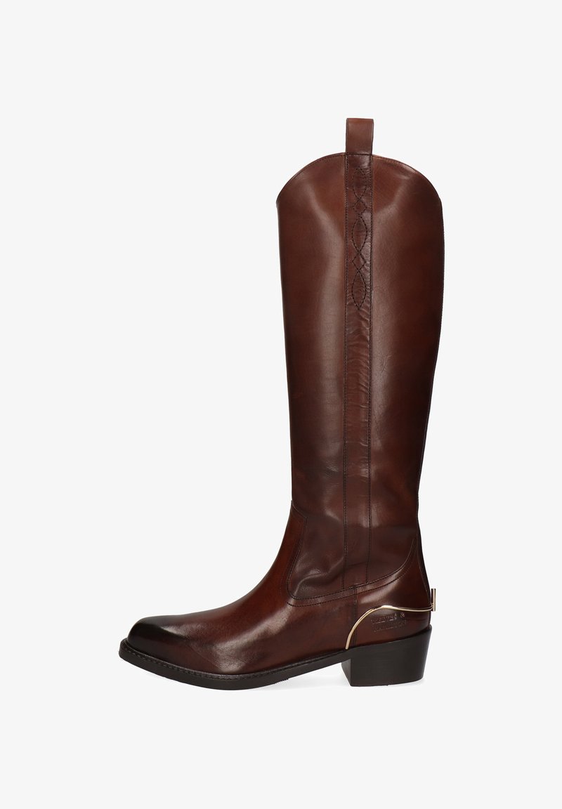 Stivale marrone in pelle fino al ginocchio con punta arrotondata, cuciture decorative e un piccolo dettaglio in metallo dorato sul tallone.
