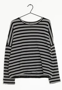 Schwarzes Langarmshirt mit weißen horizontalen Streifen, das an einem schwarzen Kleiderbügel vor einem weißen Hintergrund hängt.