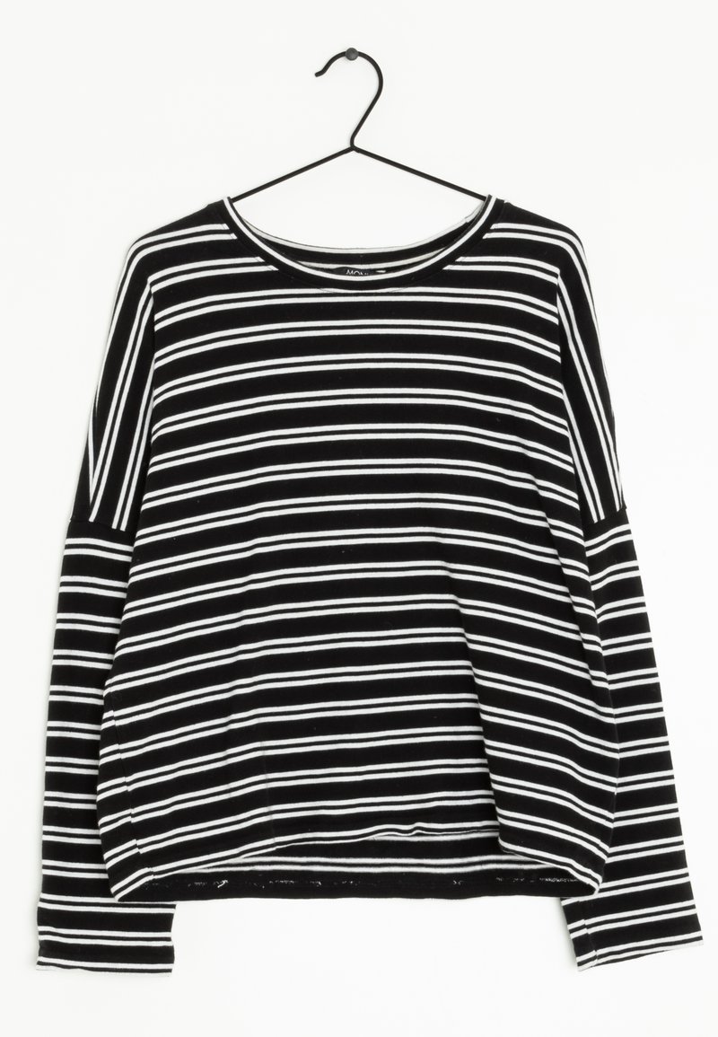Schwarzes Langarmshirt mit weißen horizontalen Streifen, das an einem schwarzen Kleiderbügel vor einem weißen Hintergrund hängt.