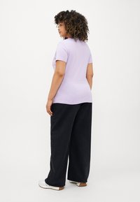 Calvin Klein Jeans CLASSIC SLIM V NECK TEE - Pamata T-krekls - lilac