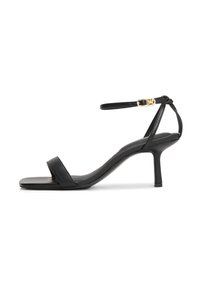 Sandali con tacco alto in pelle nera, caratterizzati da un design di cinturino minimalista, punta quadrata e un sottile cinturino alla caviglia con fibbia dorata.