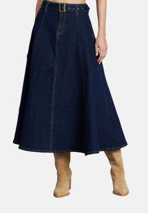 Falda de denim en azul oscuro con cintura alta, bolsillo delantero y cinturón. Presenta costuras en contraste y un dobladillo acampanado.