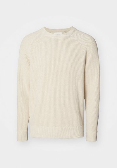 Heller beiger Pullover mit geripptem Muster, rundem Ausschnitt und langen Raglanärmeln. Seitliche Schlitze am Saum für mehr Bewegungsfreiheit.