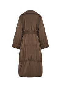 Cappotto imbottito marrone con colletto, maniche ampie e vita con cintura, caratterizzato da una texture liscia e arricciature in vita e ai polsini.