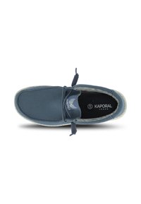 Scarpa da barca in tessuto blu con punta rotonda, suola in gomma bianca e lacci decorativi. Logo "KAPORAL" sulla soletta. Superficie texturizzata per una migliore aderenza.
