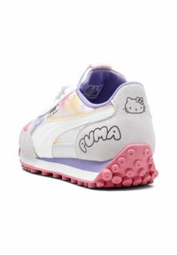Balti ir levandų spalvos sportbačiai su guminėmis padangomis, turi rožinės spalvos akcentus kulne, PUMA logotipą ir Hello Kitty grafiką ant nugaros.