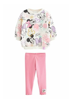 Sweatshirt blanc à manches longues avec des imprimés de personnages Disney colorés, associé à des leggings roses côtelés avec un patch de personnage sur la cheville.
