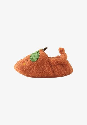 Scarpetta morbida, arancione, con texture riccia, a forma di zucca con una foglia verde e un piccolo gambo marrone.