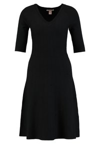 Robe en tricot noir à côtes avec décolleté en V et manches courtes ; s'évase à partir de la taille avec une finition lisse et texturée.