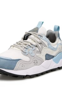 Sneaker con una combinazione di pelle bianca e suede azzurro chiaro, con accenti grigi, sovrapposizioni texturizzate, chiusura con lacci e una suola nera robusta.