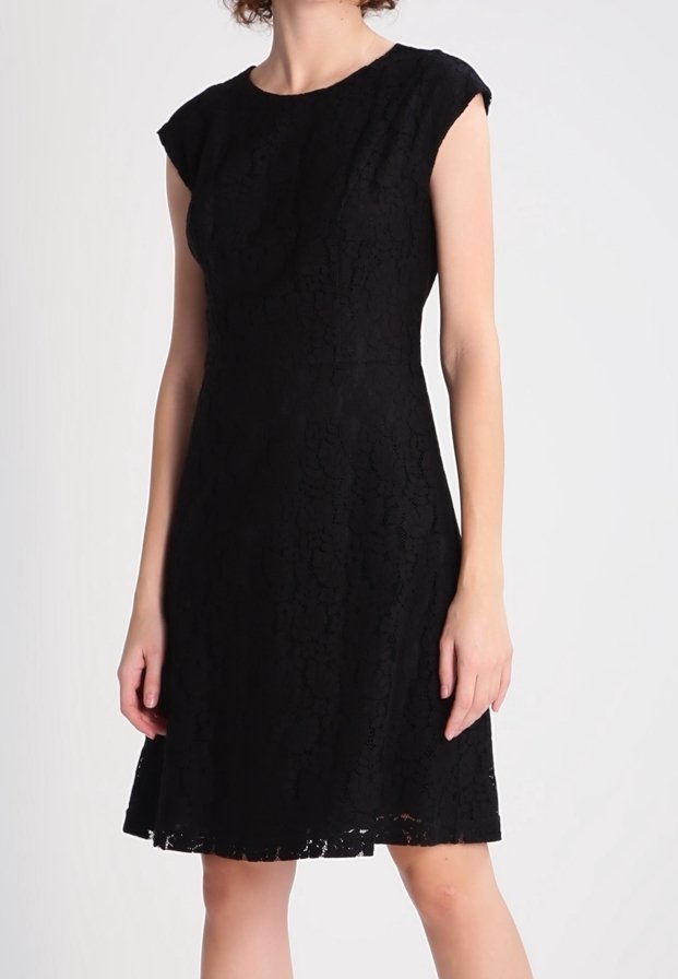 Vestido negro de encaje con mangas tipo capucha, cuerpo ajustado y falda acampanada. Presenta un intrincado patrón de encaje y un borde inferior festoneado.